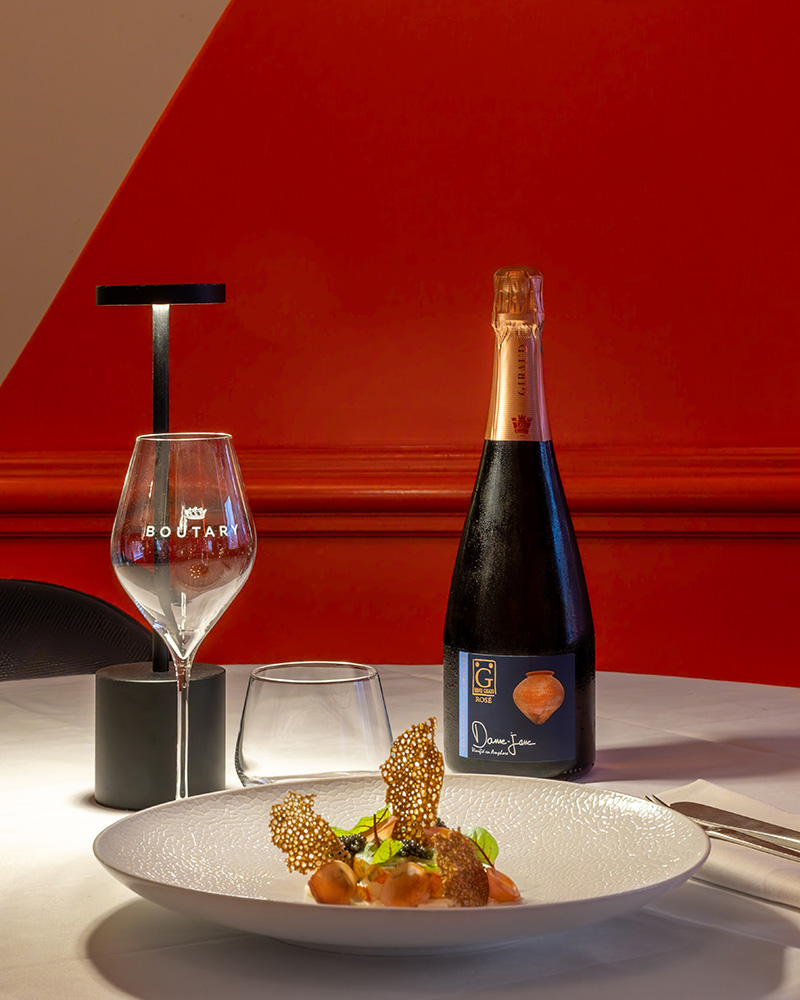 Restaurant Boutary - Photo d'un plat et de vin